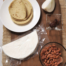 1 taza de frijoles cocidos 1 chipotle adobado ¼ cebolla blanca 200 gramos queso fresco 8 tortillas Sal al gusto