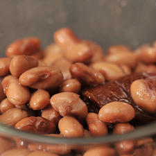 Moler los frijoles cocidos en la licuadora con aproximadamente 1 taza del caldo en el que se cocieron y un chipotle adobado. La mezcla debe ser levemente espesa.