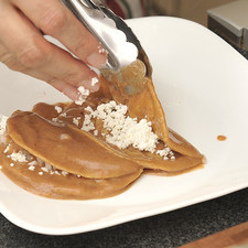 Colocar sobre un plato, rellenar con queso y cebolla picada. Enrollar.