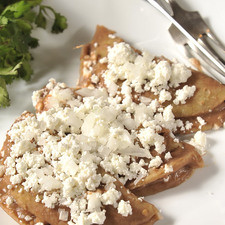 Servir cuatro enfirjoladas calientes en cada plato, como desayuno o cena, espolvoreadas con más queso fresco encima.
