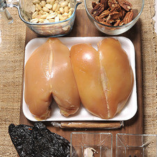 2 pechugas de pollo sin piel 2 chiles anchos 1 diente de ajo 1 taza de cacahuates 1 taza de nuez 1 rajita de canela 2 pimientas negras enteras 2 clavos de olor Sal al gusto S 3515 1475630704