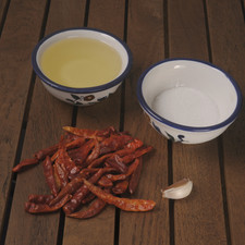 15 piezas de chile chiltepe seco 1 diente de ajo Sal al gusto ¾ taza de aceite de canola