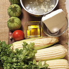 1 chile poblano 3 elotes 1/2 cebolla 1 diente de ajo 1 ½ litro de caldo de pollo 3 calabacitas 1 manojo de flores de calabaza 1 jitomate ½ manojo de cilantro fresco 150 gramos de queso fresco Aceite se oliva al gusto Sal al gusto Bolsa de plástico S 3522 1475630667