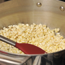 Poner a calentar aceite en una olla honda y sofreír los granos de elote, meneando con frecuencia durante 8 minutos. S 3526 1475630667