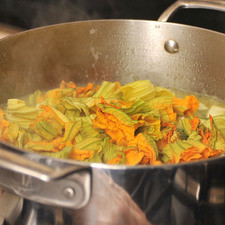 Agregar las calabacitas, las flores de calabaza. S 3529 1475630664