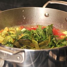 Agregar el jitomate, el cilantro y el chile poblano, rectificar la sazón y dejar hervir cinco minutos más. S 3530 1475630664