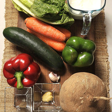 1 ½ taza de yogur natural 1 diente de ajo ½ cucharita de sal ¼ de cucharita de pimienta 1 cucharita mostaza 1 pepino 3 zanahorias 1 jícama 1 pimiento morrón rojo 1 pimiento morrón verde 1 lechuga romaine