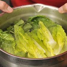 Poner a remojar las hojas de lechuga en agua con desinfectante durante 5 minutos. Cortar el resto del pepino en rajas. Pelar las zanahorias y cortar en tiras largas. Pelar la jícama y cortar en tiras.