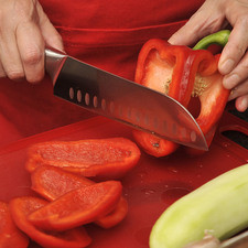 Cortar los pimientos verde y rojo en tiras largas, eliminando las semillas y las venas.