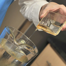 Colocar el agua en una jara. Agregar la miel de agave y mezclar bien con una cuchara. S 3553 1475630596