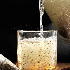 Servir sobre hielo y decorar con un gajito de limón en cada vaso. S 3557 1475630595