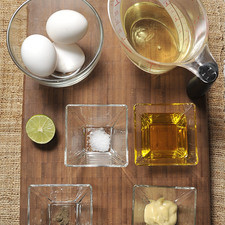 3 claras de huevo 1 cucharada de mostaza Dijón ¼ de taza de aceite de oliva virgen extra 1 de taza de aceite vegetal Pimienta negra molida, una pizca 5 gotitas de limón (opcional) ¼ de cucharita de sal