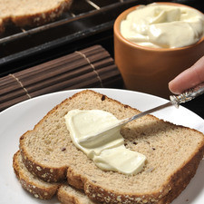 Utilizar como aderezo en ensaladas, sándwiches o para preparar ensalada de pollo. Debe usarse de inmediato o guardar en refrigeración tapada herméticamente un máximo de dos días.