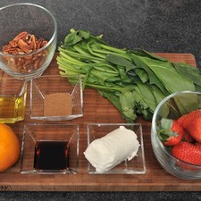 1 manojo de espinacas frescas 6 fresas 1 mandarina 75 gramos de queso de cabra ¼ de taza de nuez 2 cucharadas de vinagre balsámico 1 cucharada de azúcar morena 1 cucharada de aceite de oliva Desinfectante de verduras Utensilios y equipo: Tabla para picar Cuchillo Tazón Sartén abierta Cuchara de madera
