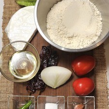3 chiles guajillos 1 diente de ajo 4 tazas de harina de maíz 1 jitomate 2 chiles serranos (opcional) 300 gramos de queso fresco, molido 1 cucharadita de sal Aceite de canola