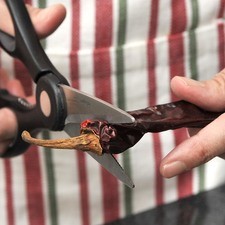 Desvenar los chiles guajillos. Ponerlos a hervir en un poco de agua durante cinco minutos. Dejar enfriar y licuarlos con un poco de agua y el diente de ajo. Reservar.