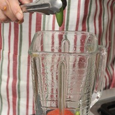 Poner a hervir el jitomate con los chiles serranos en agua durante cinco minutos. Licuarlos con un poco de agua.