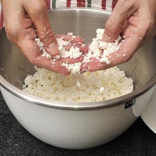 Colocar el queso en un tazón y añadirle el jitomate molido. Sazonar con sal.