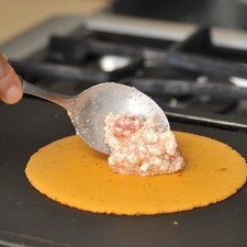 Colocar una cucharada de la mezcla de queso en el centro y doblar la tortilla.