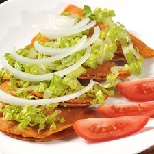Servir estos ingredientes sobre las enchiladas. Acompañar de frijoles refritos. Buenas como desayuno, comida o cena.