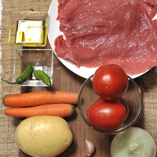 1 papa 2 zanahorias Sal, al gusto Aceite de oliva 100 gramos de chorizo 3 jitomates ¼ de cebolla 1 diente de ajo 2 chiles serranos (opcional) Pimienta, al gusto 6 filetes de res, delgados tipo milanesa Palillos de madera
