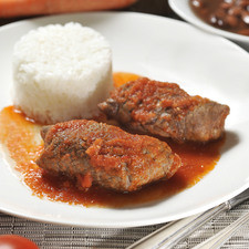 Retirar los palillos y servir acompañados de arroz blanco, ensalada de lechugas y frijoles de la olla.