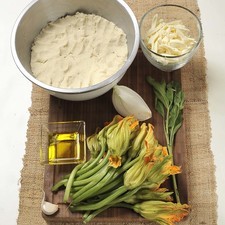 1 manojo de flor de calabaza ½ cebolla 1 diente de ajo Aceite de oliva al gusto Sal al gusto 240 gramos de queso Oaxaca 8 tortillas de maíz