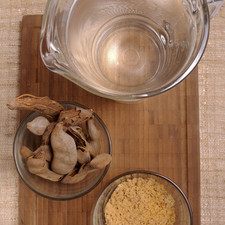 12 vainas de tamarindo 1 ½ litros de agua ½ taza de piloncillo rallado