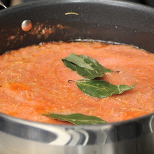 Agregar sal al gusto y unas hojitas de laurel. Al soltar el primer hervor, agregar un poco más de agua, bajar la lumbre y cocer tapado a fuego lento de 20 a 25 minutos, hasta que el fideo esté cocido.