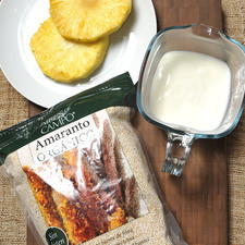 Ingredientes: 4 cucharadas de amaranto 1 taza de yogur natural 2 rebanadas de piña