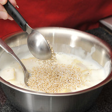 Agregar el yogur y mezclar. Añadir el amaranto y revolver bien. Se puede endulzar con miel de abeja o miel de agave.