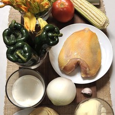 1 elote 1 pechuga de pollo cocida 1cebolla 1 diente de ajo 8 tortillas de maíz 3 chiles poblanos 1 manojo flor de calabaza 1 jitomate 1/2 cebolla en rodajas 1 taza de crema 300 gramos de queso Oaxaca rallado Sal al gusto Papel aluminio
