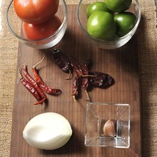 6 chiles morita 3 chiles de árbol 5 tomates verdes 2 jitomates 1 diente de ajo 1 trozo de cebolla Sal, al gusto