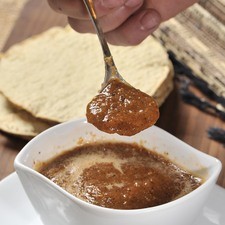Servir para acompañar carnes asadas o como botana con totopos.