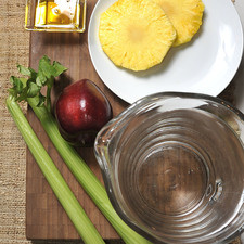 Ingredientes: 2 rebanadas de piña 2 varas de apio 1 pieza de manzana 1/4 taza de miel de agave 1 1/2 litros de agua