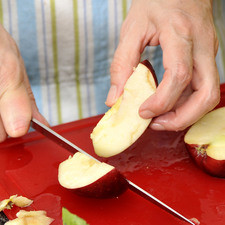 Cortar la manzana en rebanadas retirando las semillas y el corazón.