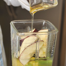 Colocar la piña, la manzana, el apio en trozos y un poco de agua en la licuadora junto con la miel de agave y licuar. Verter al mezcla licuada en la jara con el esto del agua. Si se quiere se puede colar.