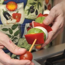 Insertar las verduras intercalando con los hongos en palitos para brocheta.