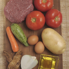 500 gramos de carne molida de res 1 huevo ¼ de cebolla 3 jitomates 1 o 2 chiles chipotles 1 papa 1 zanahoria 1 calabacita Aceite de oliva Sal al gusto Hojas de hierbabuena fresca al gusto