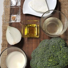 1 brócoli ½ taza de crema ½ taza de caldo de pollo 1 pizca de nuez moscada Sal al gusto Aceite de oliva 1/4 de cebolla