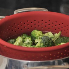 Cocer el brócoli a vapor durante 5 minutos, a que cambie de color.