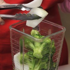 Moler el trozo grande de brócoli en la licuadora con el caldo de pollo y la cebolla, agregar sal al gusto.