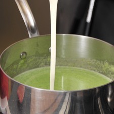 Verter en sartén sobre un poco de aceite de oliva caliente. Una vez que suelte el primer hervor, agregar la crema y una pizca de nuez moscada molida. Dejar cocer tapado a fuego lento durante 10 minutos, mover de vez en cuando.