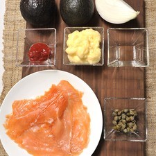 Ingredientes: 100 gramos de Salmón ahumado 1 cucharada de Salsa ketchup 6 cucharadas de Mayonesa 1/4 cucharada de Brandy 1/4 pieza de Cebolla blanca 25 gramos de Alcaparras 2 piezas de Aguacate