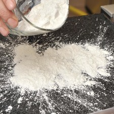 Espolvorear con maicena una superficie plana y seguir amasando sobre ella la mezcla con la punta de los dedos hasta que obtenga una consistencia manejable. Si es necesario, agrega más maicena. Guardar la masa en una bolsa de plástico limpia y cerrarla bien. Esta masa puede guardarse por meses sin echarse a perder, si se endurece rociar agua tibia y amasar de nuevo. S 3702 1475630385