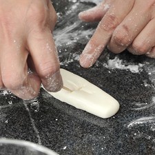 Cuando se quiera elaborar los alfeñiques o figuritas, tomar porciones de masa y moldear ataúdes con su muertito, crucecitas, calaveras o platitos con comida. Dejar secar las figuras sobre la mesa por tres horas. Una vez secas, pintar con los colorantes vegetales utilizando pinceles. Para conservar los alfeñiques por más tiempo (máximo dos meses), guardar en bolsas de papel o de plástico en un lugar fresco y seco. S 3703 1475630384