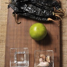10 chiles pasilla 5 dientes de ajo 1 naranja 2 cucharadas de vinagre blanco Sal