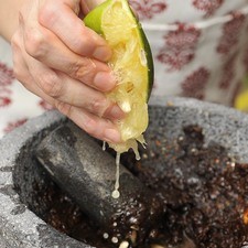 Además moler jugo de naranja y vinagre. Sazonar con sal al gusto.