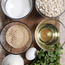 Ingredientes: 2 tazas de avena entera 1 cebolla 1 manojo de cilantro Sal al gusto 1 taza de leche 1 huevo Pan molido al gusto Aceite de canola al gusto