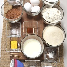 1 1/3 tazas de harina de trigo ¼ cucharadita de polvo para hornear 2 cucharaditas bicarbonato de sodio ¾ taza cocoa en polvo 1/8 cucharadita de sal 3 cucharadas de mantequilla 1 ½ tazas de azúcar blanca 2 huevos 1 cucharadita de extracto de vainilla 1 taza de leche 12 capacillos para cupcakes Palillos de madera Ingredientes Betún: 4 claras ½ cucharadita de cremor tártaro 1 pizca de sal 2 tazas de azúcar blanca ¼ taza chispas de chocolate para adornar